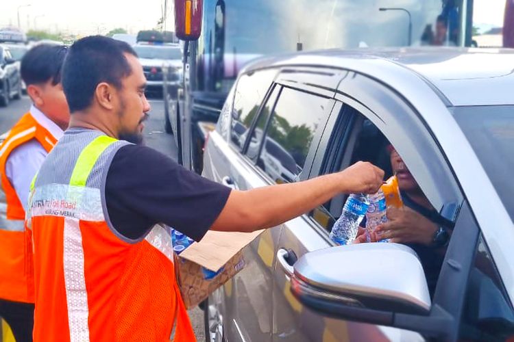 Tim Astra Infra Toll Road Tangerang Merak Membagikan Makanan dan Minuman Untuk Pemudik