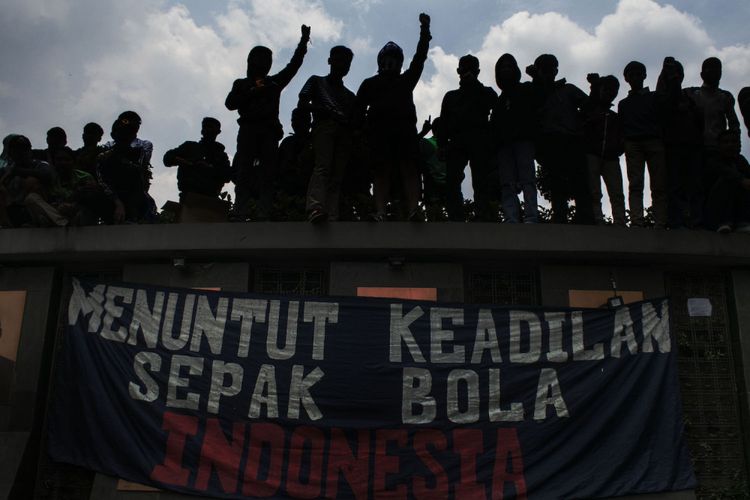 Sejumlah Bobotoh atau pendukung Persib Bandung melakukan aksi unjuk rasa di depan Gedung Sate, Bandung, Jawa Barat, Sabtu (13/3). Mereka memprotes kebijakan PSSI dalam memberi hukuman dan sanksi atas pendukung dan tim Persib karena dianggap tidak adil serta menuntut adanya revolusi dan reformasi di kepengurusan PSSI saat ini. ANTARA FOTO/Novrian Arbi/aww/18.