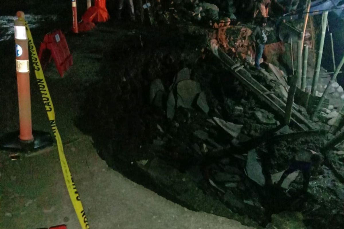 Kondisi jalan di Kecamatan Pujon yang hampir putus akibat tergerus air.