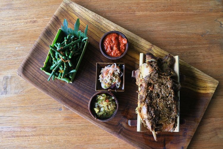 Bebek Timbungan. Salah satu restoran yang menyedikan hidangan ini adalah Restoran Bebek Timbungan ? Balinese Heritage Cuisine yang berada di Secret Garden Village, Bedugul, Bali.