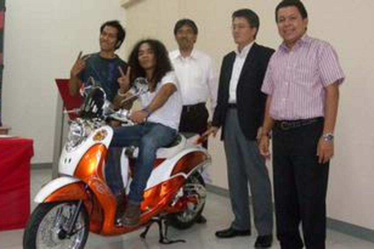 Personal Slank dan pimpinan YMKI ketika menyampaikan program mereka kepada wartawan