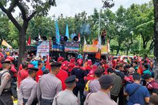 Massa Buruh Mulai Padati Balai Kota DKI, Demo Minta UMP 2023 Naik 13 Persen