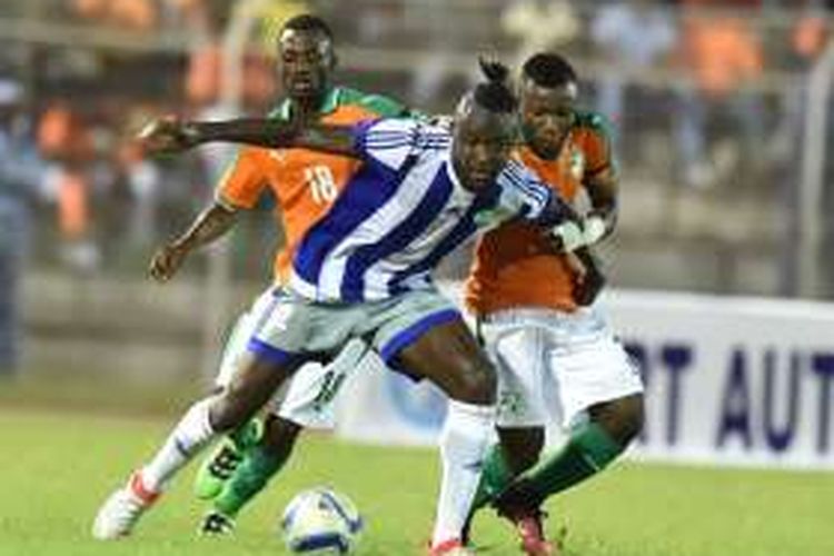 Penyerang Sierra Leone, Kei Kamara (tengah), berebut bola dengan pemain Pantai Gading saat kedua tim bertemu pada babak kualifikasi Piala Afrika 2017 di Stade de la Paix, Bouake, pada 3 September 2016. 