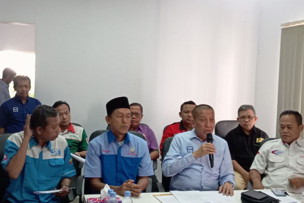 Ketua APINDO DKI, Solihin bersama perwakilan serikat pekerja dalam konferensi pers di kantor DPP APINDO, Menteng, Jakarta Pusat, Senin (10/6/2024)