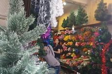 Masyarakat Berburu Pernak-pernik Natal di Pasar Asemka