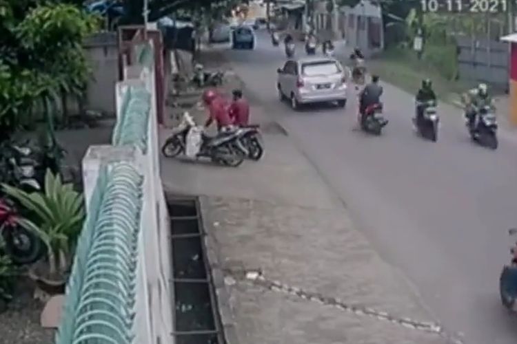 Unggahan video pencurian sekarung paket milik kurir di Bogor digondol maling di Kecamatan Gunung Putri, Kabupaten Bogor, Jawa Barat.