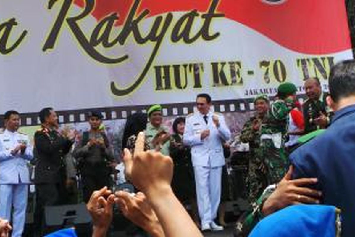 Gubernur DKI Jakarta Basuki Tjahaja Purnama joget dangdut di upacara HUT ke-70 TNI, di Lapangan Jayakarta, Jakarta Timur, Senin (5/10/2015).