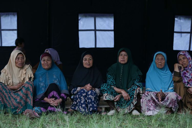 Suasana posko pengungsi korban tanah bergerak di Kampung Curug, Desa Bojong Koneng, Kecamatan Babakan Madang, Kabupaten Bogor, Jawa Barat, Senin (19/9/2022). Berdasar data di posko pengungsian sebanyak 71 unit rumah mengalami kerusakan dan 116 orang terpaksa mengungsi.
