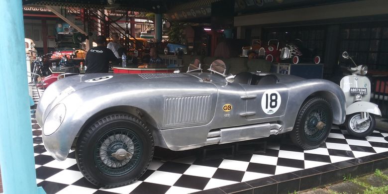 Salah satu mobil kuno koleksi Hauwkes Auto Gallery.