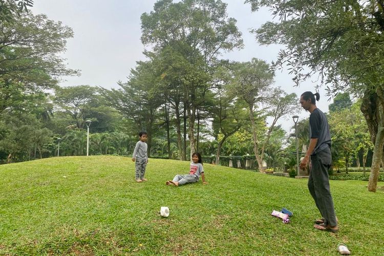 Pengunjung keluarga sedang bermain di Taman Tabebuya di Jagakarsa, Jakarta Selatan, pada Rabu (26/7/2023). 