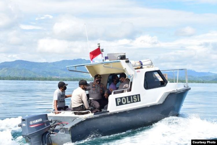 Kapal Speed boatPolisi saat sedang mengantarkan buku menuju Pulau Lutungan Kecamatan Baolan, Kabupaten Tolitoli, Sulawesi Tengah. Kamis, 6 Agustus 2020. (Foto: Humas Polres Tolitoli)