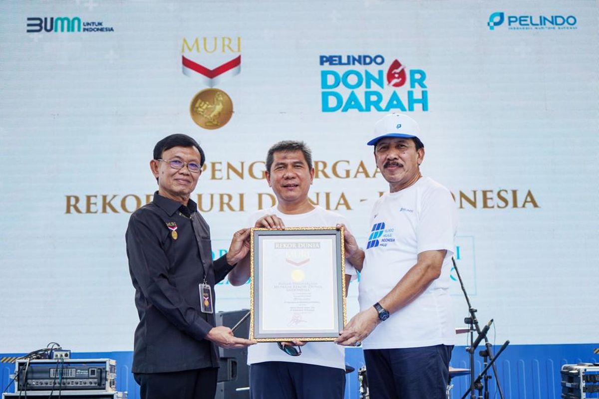 Rekor Muri ?Donor Darah di Pelabuhan Terbanyak? diserahkan Direktur Operasional Muri, Yusuf Ngadri kepada Direktur Utama Pelindo, Arif Suhartono dan Komisaris Utama Pelindo, Agus Suhartono.