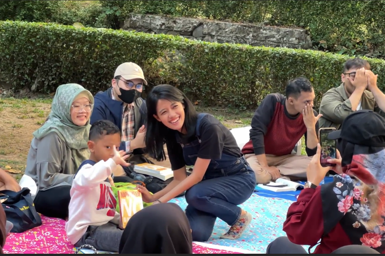 Aktivitas baca buku bersama sambil membangun kepedulian terhadap lingkungan yang diinisiasi oleh Sobat Air Jakarta dan Baca Bareng di Taman Langsat, Jakarta Selatan, Sabtu (12/8/2023).