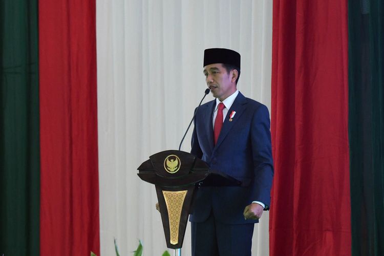 Presiden Joko Widodo (kanan) berpidato saat menghadiri Halaqoh Nasional Hubbul Wathon dan Deklarasi Gerakan Nasional Muballigh Bela Negara (GN-MBN) di Jakarta, Senin (14/5). Presiden meminta mubalig di Indonesia untuk terus menyampaikan kepada umat bahwa paham radikalisme dan terorisme bukanlah ajaran agama apapun. ANTARA FOTO/Puspa Perwitasari/aww/18.
