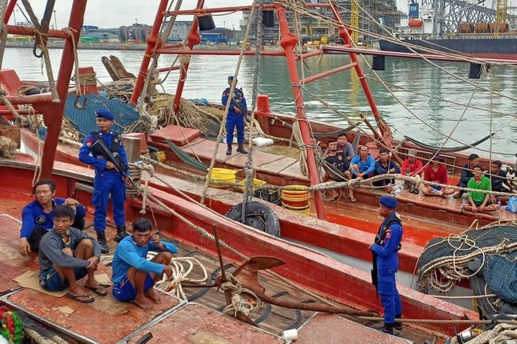 Sebanyak 18 ABK asal Vietnam dalam penjagaan petugas KP Bisma-8001 di Pelabuhan Makobar Batuampar, Selasa (2/7/2024).