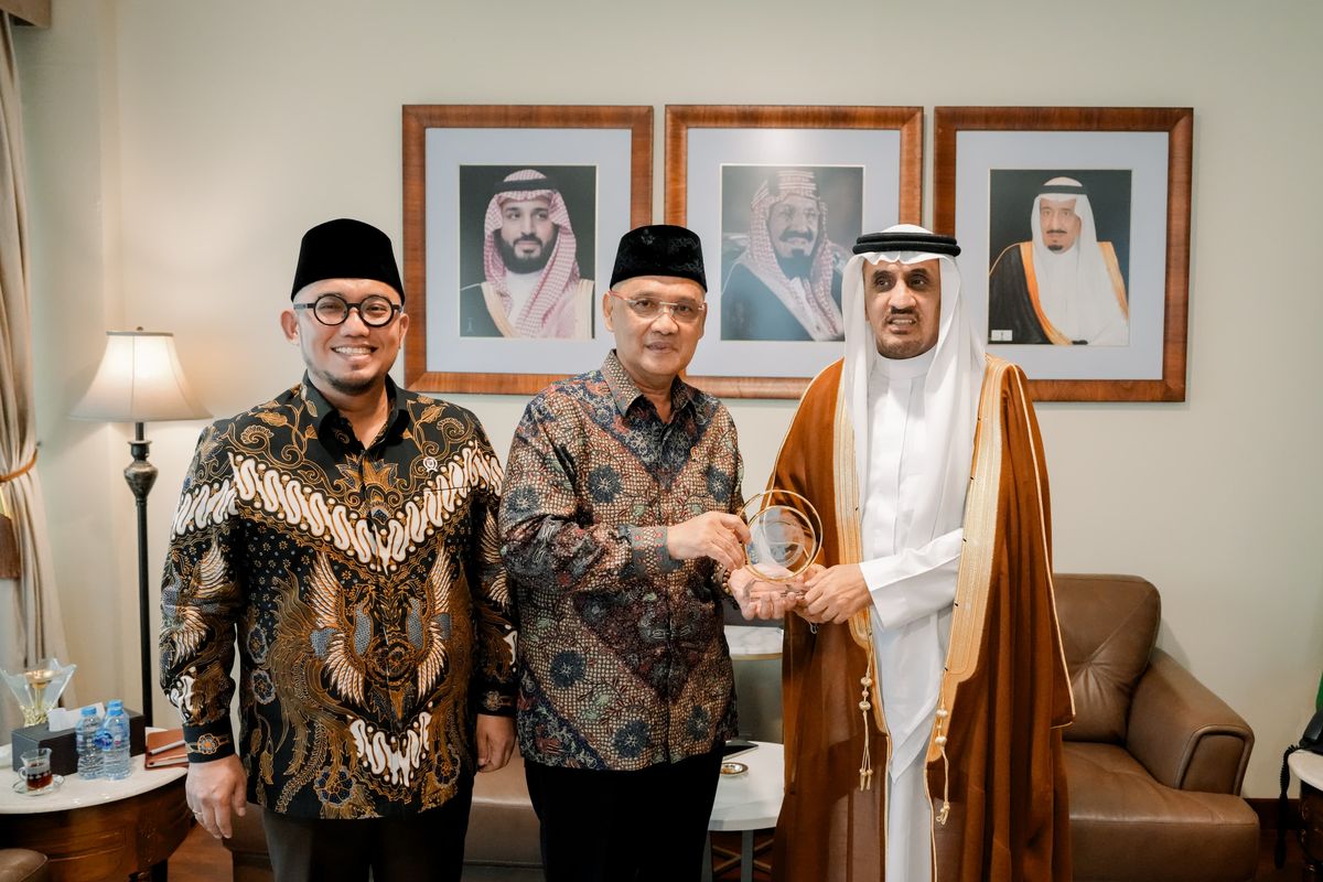 Kepala Badan Penyelenggara Haji (BP Haji), Mochamad Irfan Yusuf bersama Wakil Kepala BP Haji, Dahnil Anzar Simanjuntak, membahas persiapan strategi pelaksanaan haji 2026 bersama Duta Besar Arab Saudi untuk Indonesia, H.E. Faisal Bin Abdullah H. Amodi.