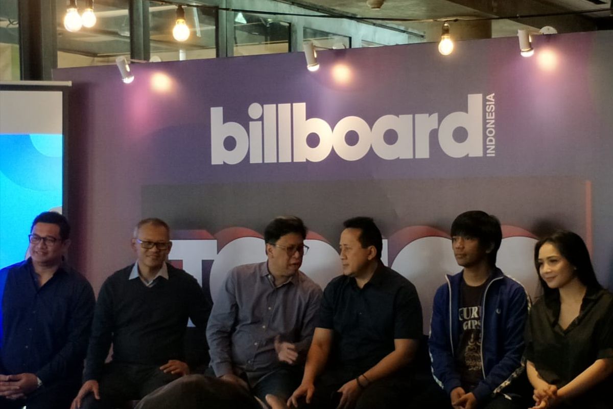 Aldo Sianturi, Dedi Suherman, Gumilang Ramadhan, Triawan Munaf, Rian DMASIV dan Nagita Slavina dalam jumpa pers peluncuran Billboard Indonesia Top 100 di kawasan Menteng, Jakarta Pusat, Rabu (25/9/2019).