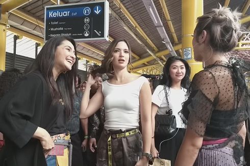 Sering Lihat KRL Padat Penumpang, Nia Ramadhani Merasa Nyaman Naik KRL