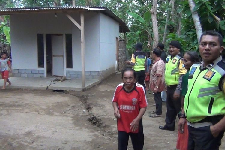 Rumah milik Sujiati warga Desa Melis, Kecamatan Gandusari, Trenggalek, rusak akibat tanah gerak. Sejumlah anggota Polsek Gandusari melakukan pemantauan di lokasi pada Jumat (27/12/2019).