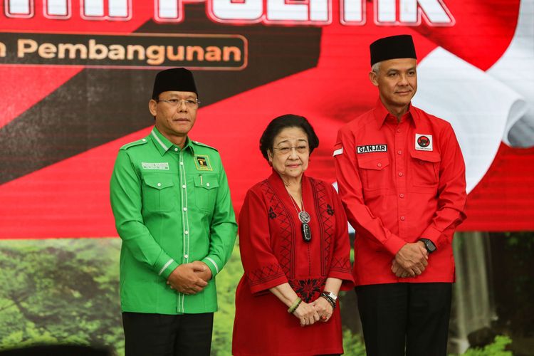 Pelaksana Tugas (Plt) Ketua Umum PPP M Mardiono, Ketua Umum PDI-P Megawati Soekarnoputri, dan Bakal Calon Presiden PDI-P Ganjar Pranowo saat menggelar pertemuan kerjasama politik di Kantor Dewan Pimpinan Pusat (DPP) Partai Demokrasi Indonesia Perjuangan (PDI-P), Jakarta, Minggu (30/4/2023). Pertemuan ini untuk merumuskan agenda dan tahapan pemenangan terhadap Ganjar Pranowo.