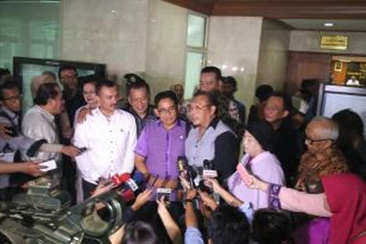 Sejumlah tokoh menyatakan dukungannya ke Mahkamah Kehormatan Dewan, Jumat
(27/11/2015), untuk mengusut perkara pencatutan nama Presiden dan Wapres
yang melibatkan Setya Novanto secara objektif dan transparan
