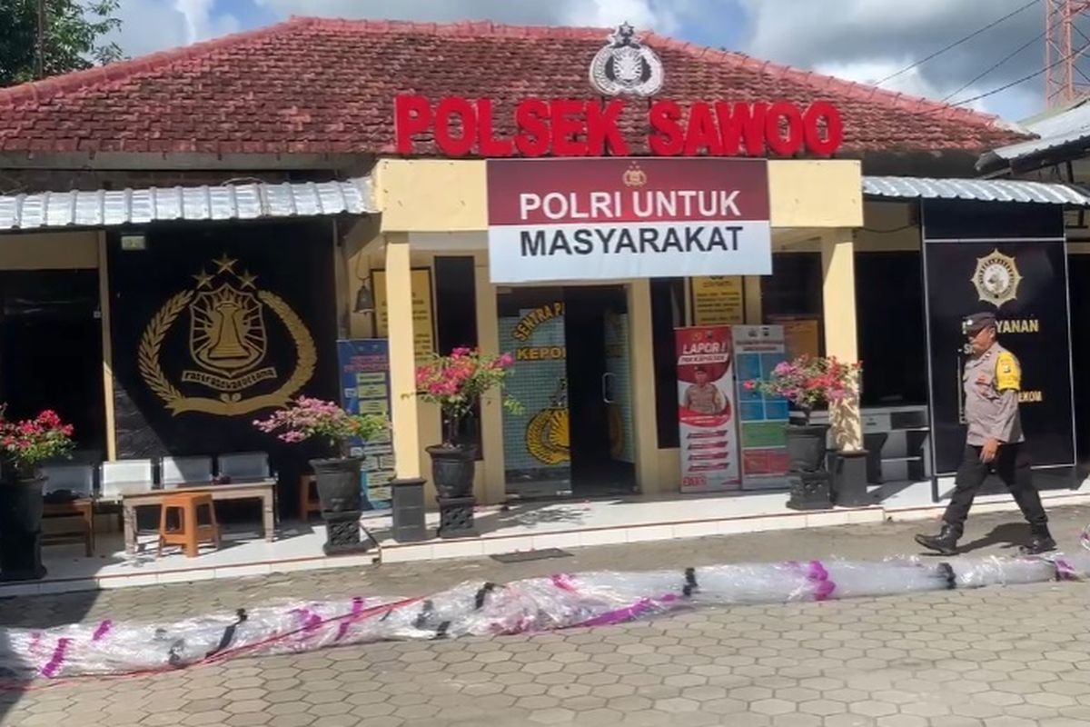 Balon udara berpetasan yang yang jatuh di Dukuh Kori Kidul, Desa Kori, Kecamatan Sawoo,Kabupaten Ponorogo, melukai YN (45) warga desa setempat karena meledak saat hendak diamankan. Akibat ledakan petasan tersebut membuat YN menglami luka bakar dan matanya kabur.