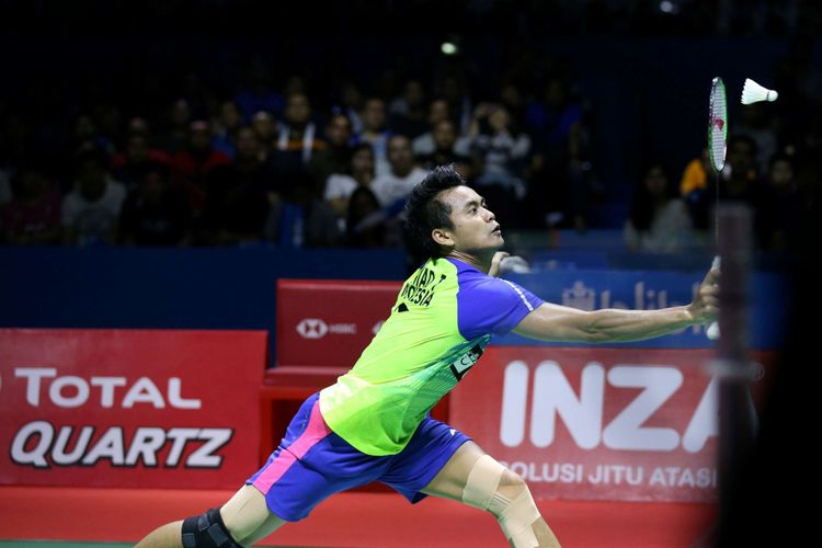 Pebulu tangkis ganda campuran Indonesia, Tontowi Ahmad, mengembalikan shuttlecock ke arah lawan asal Malaysia dalam partai final Indonesia Open 2018 di Istora Senayan, Jakarta, Minggu (8/7/2018). 