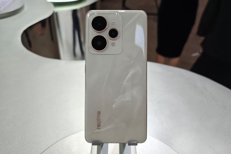 Realme 15 Pro varian warna Flowing Silver