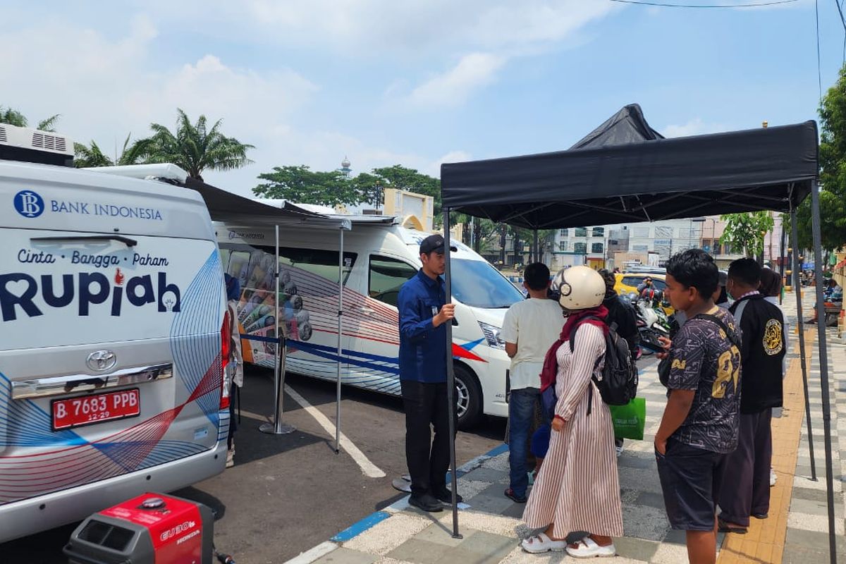 Sejumlah warga mengaku kecewa tidak mengetahui jadwal dan xara tukar uang baru yang digelar Kantor Perwakilan (KPWi) Bank Indonesia (BI) Malang di Alun-alun Kota Pasuruan, Kamis (13/03/2025) 