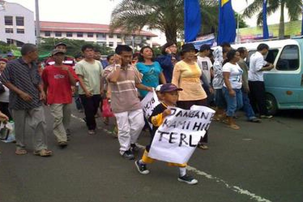 Ratusan warga kampung Sewan (sepanjang bentaran kali Cisadane) Lebakwangi, Kota Tangerang, Kamis (4/3/2010) melakukan aksi demonstrasi