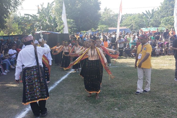 Sanggar Seni Budaya Uma Lodok SMAN 2 Kota Komba di Desa Mbengan, Kecamatan Kota Komba, Kabupaten Manggarai Timur, NTT mementaskan tarian Kelong dan Wai Doka (Enggrang) saat penutupan Turnamen Bhayangkara Cup 1 Waelengga, Minggu, (24/7/2022). (KOMPAS.com/MARKUS MAKUR)