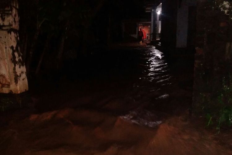 Air banjir masuk ke rumah warga di Kecamatan Sambit, Kabupaten Ponorogo, Jawa Timur, setelah hujan deras mengguyur wilayah itu sejak sore tadi, Selasa (28/2/2017).