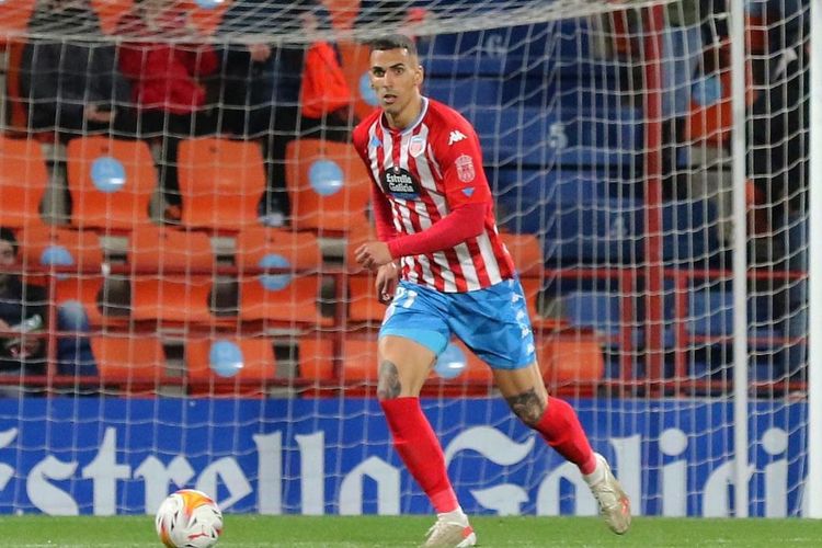 Sosok pemain asing baru Persib Bandung Alberto Rodriguez Martin yang masih berkotum CD Lugo di LaLiga 2. Bek tengah yang melengkapi slot pemain asing 5+1 di Liga 1 2023-2024. Persib resmi mengumumkan perekrutannya pada Minggu (11/6/2023). 