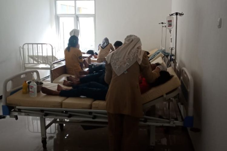 Korban kecelakaan mendapat pertolongan di Puskesmas Talegong, Rabu (10/6/2019) (Foto Dok Polsek Talegong)