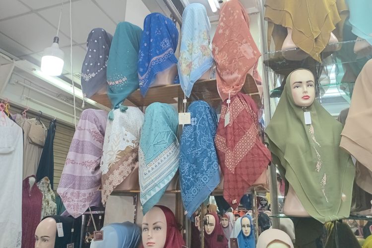Koleksi hijab-hijab bermotif di Toko MC Hijab di Blok B PasarTanah Abang, Jakarta Pusat, Kamis (4/4/2024)