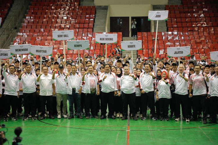 Penjabat (Pj) Gubernur Jawa Tengah (Jateng) Nana Sudjana melepas 1.141 kontingen Jateng yang akan bertanding pada Pekan Olah Raga Nasional (PON) XXI 2024 di Aceh dan Sumatera Utara (Sumut) pada 9 -20 September 2024. 