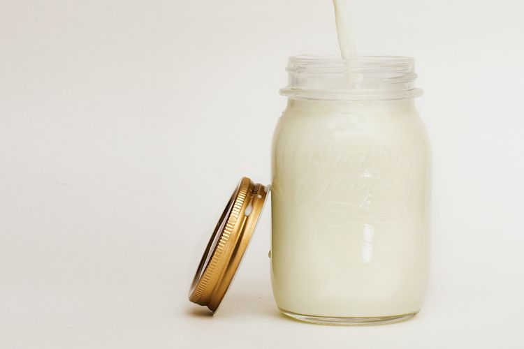 Susu memiliki banyak daya guna, selain menyehatkan tubuh susu juga bisa digunakan membersihkan peralatan dapur.