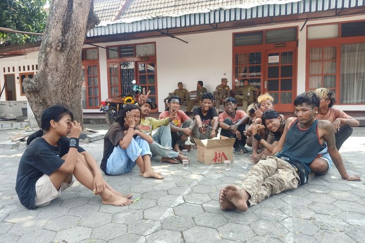 Puluhan anak jalanan atau yang biasa disebut 'anak punk diamankan oleh Satpol PP Kabupaten Pemalang, buntut peristiwa penikaman sesama anak jalanan