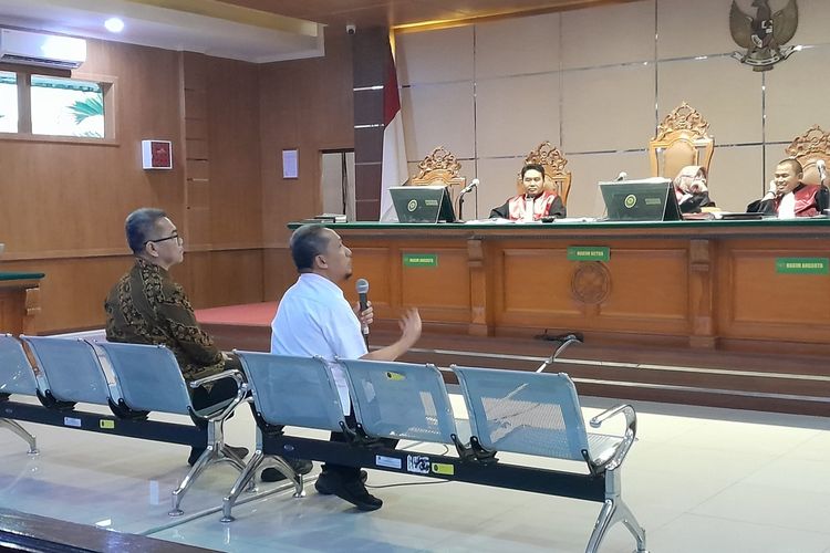 Walikota Bandung non aktif Yana Mulyana tengah bersaksi di sidang suap pengadaan barang dan Jasa Pemkot Bandung