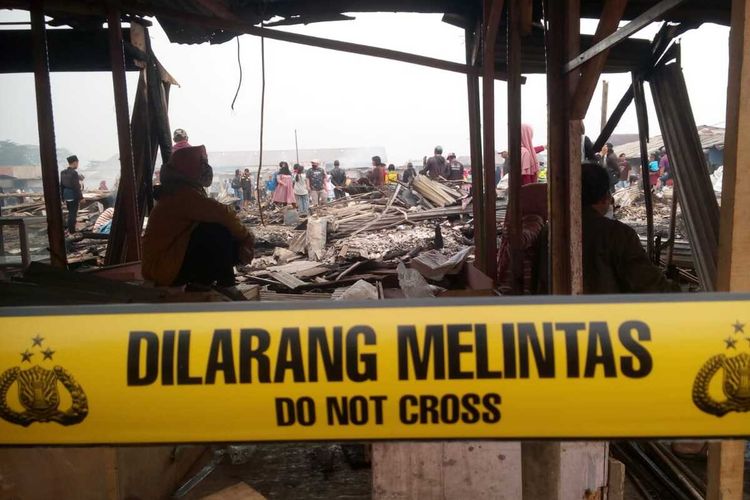 Polisi memasang garis polisi di lokasi kebakaran Pasar Rakyat Ciranjang, Kabupaten Cianjur, Jawa Barat, yang menghanguskan ribuan kios dan los, Senin (10/8/2020)