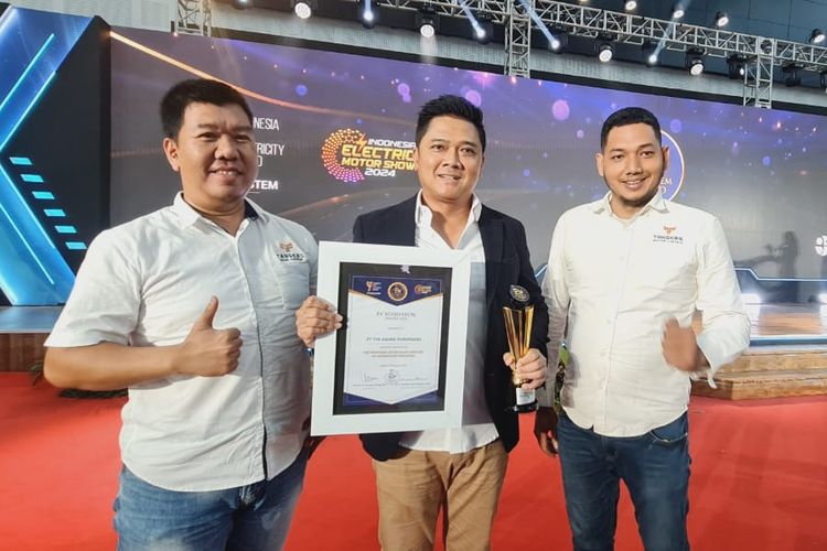 PT The Agung Pamungkas selaku sole distributor Tangkas kembali meraih penghargaan kategori Electric Motor Cycle di IBEA (Indonesia Best Electricity Award) EV Ecosystem Award pada Sabtu (10/8/2024) lalu.