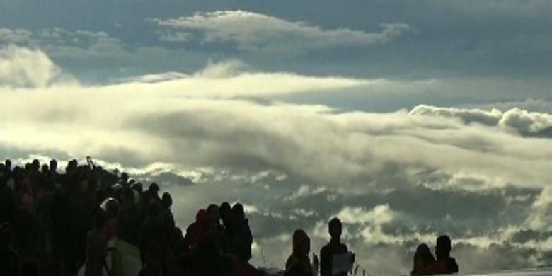 Demi menyaksikan pemandangan indah dan menakjubkan bagai negeri di atas awan, secara langsung dari lokasi obyek wisata Tongkonan Lempe Lolai, di Kabupaten Toraja Utara, Sulawesi Selatan, para wisatawan rela menginap dan menyewa tenda-tenda penginapan.