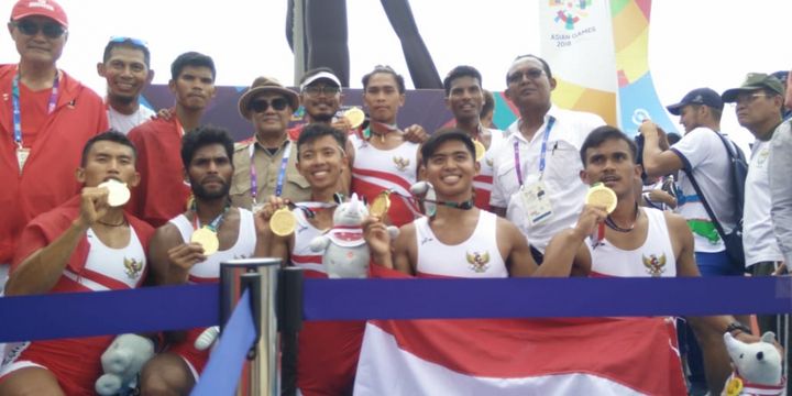 Tim putra Indonesia menyumbang medali emas dari cabang dayung nomor Mens Lightweight Eight di Jakabaring Rowing Lake, 24 Agustus 2018. 