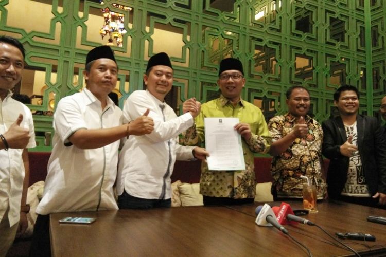 Bakal calon gubernur Jawa Barat Ridwan Kamil saat bersalaman dengan Ketua DPW PKB Jabar Syaiful Huda di Aljazeera Restaurant, Jalan Ternate, Senin (11/9/2017) malam. 