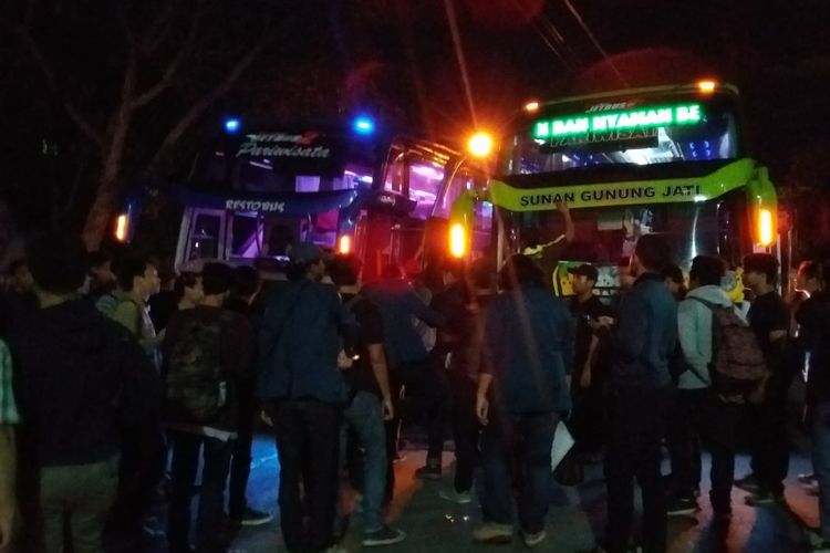 Massa mahasiswa dari Universitas Diponegoro (Undip) Semarang, Jawa Tengah, berkumpul di pelataran Gedung Serba Guna (GSG) Undip Tembalang Semarang, Senin (23/9/2019) malam.