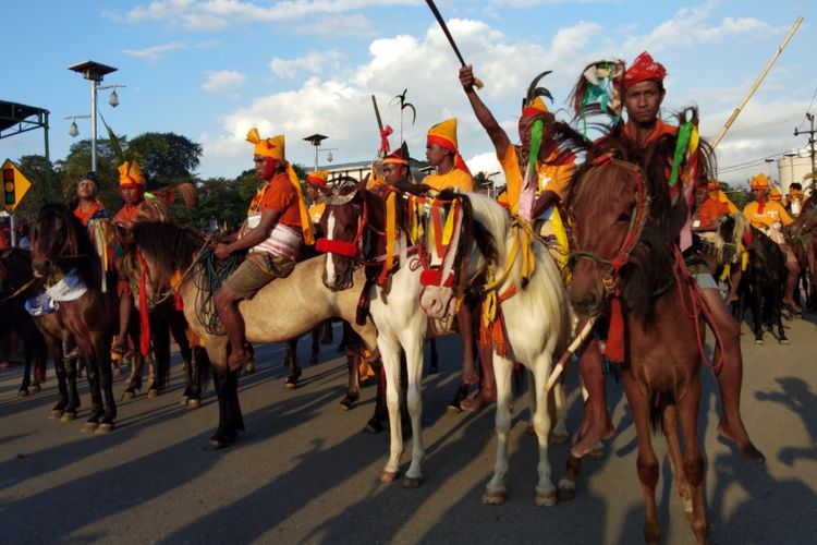 Para penunggang kuda, saat melakukan atraksi dalam kegiatan Parade Kuda Sandalwood di Kota Waikabubak, Sumba Barat, Sabtu (7/7/2018)