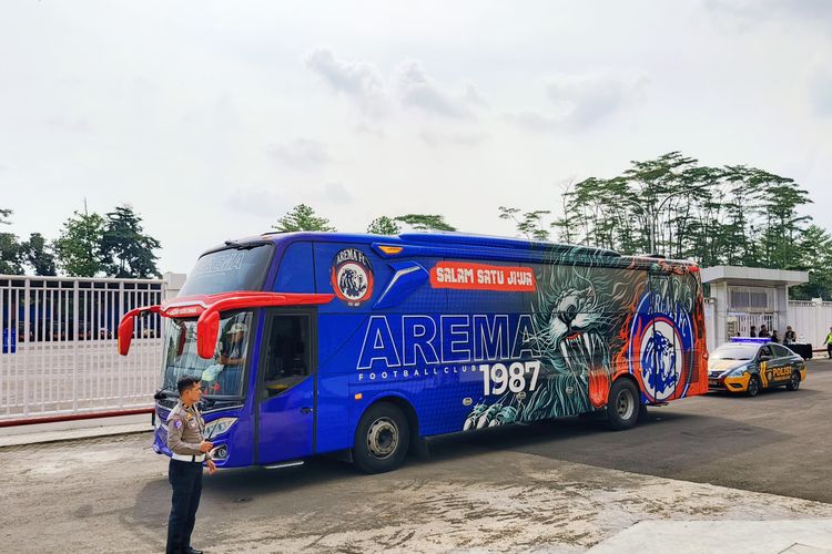 Seorang petugas keamanan saat bertugas dalam simulasi penyeleggaraan pertandingan laga Charity Match Ngalup Penuh Cinta antara Arema FC melawan Arema Allstar yang berakhir dengan skor 7-0 di Stadion Kanjuruhan Kabupaten Malang, Kamis (8/5/2025) sore.