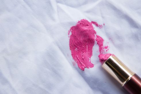 Cara Menghilangkan Noda Makeup di Pakaian