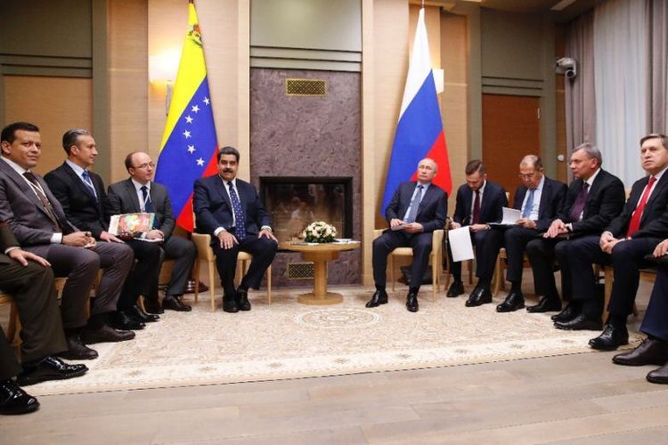 Presiden Rusia Vladimir Putin bertemu dengan Presiden Venezuela Nicolas Maduro bertemu di Novo-Ogaryovo, Rusia, Kamis (5/12/2018). (AFP/Maxim Shemetov).