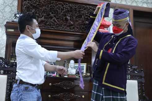 Dapat Kejutan, Ganjar Pranowo Terima Baju Adat dari Masyarakat Tobelo